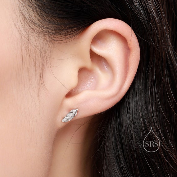 Delicati orecchini a bottone con piume in argento sterling, argento o oro o oro rosa, piccoli orecchini con piume in argento - Italia