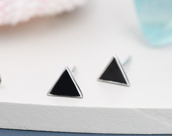 Pendientes de botón de triángulo negro en plata de ley con esmalte pintado a mano, botón negro, botón de triángulo pequeño