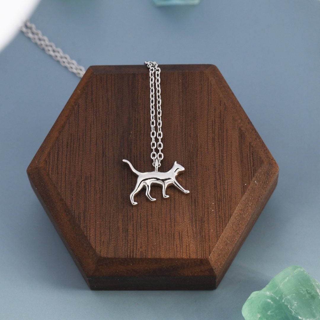 Un pendentif en argent en forme de chat suspendu