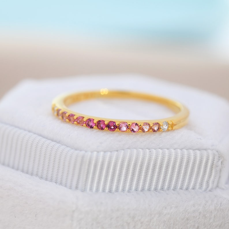 Ruby Red Ombre Half Eternity Ring en argent sterling, argent ou or, anneau maigre CZ rouge, anneau d'empilage minimaliste US 5 8 image 6