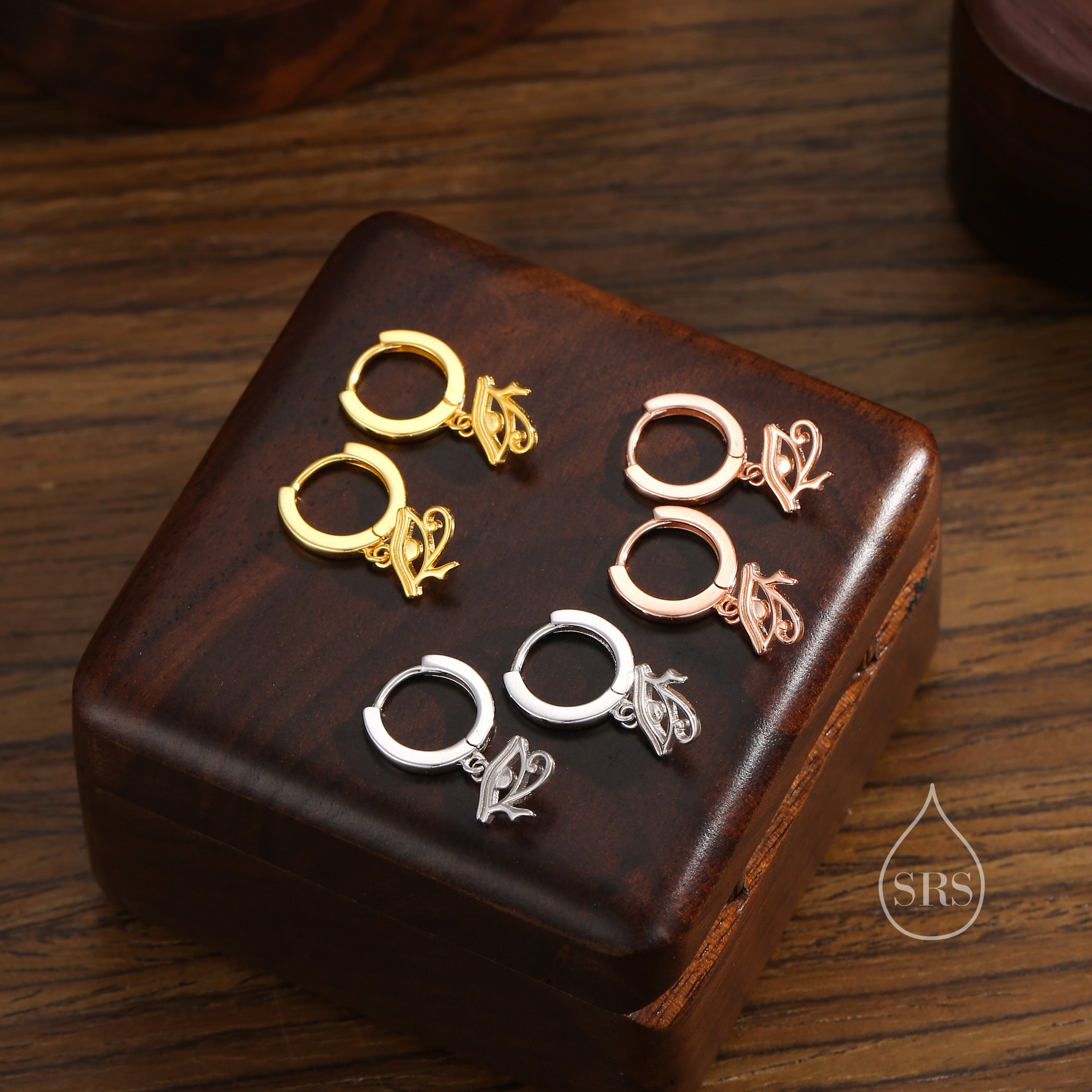 Orecchini a cerchio con occhio di Horus in argento sterling, argento, oro o oro rosa, orecchini ispirati all'antico Egitto, orecchini con occhio egizio - Italia