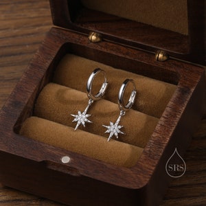 Starburst Huggie Hoop Earrings in Sterling Zilver met bungelende Star Burst Charms, hemels geometrisch ontwerp