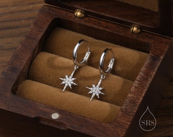 Starburst Huggie Hoop Ohrringe in Sterling Silber mit baumelnden Stern Burst Charms, himmlisches geometrisches Design