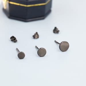スターリングシルバーのラウンドドットスタッドイヤリングのペア。4 mm、5 mm、6 mmから選択可能。シルバーまたはブラック。繊細なイヤリング、重ね付けイヤリング。