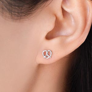Pendientes de nudo de corazón de pretzel extra pequeños en plata de ley, plata, oro u oro rosa. Pendientes de nudo, pendientes de corazón, pendientes de pretzel.
