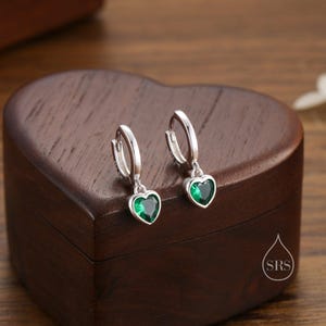 エメラルドグリーンのキュービックジルコニアハート型ハギーフープピアス（スターリングシルバー、シルバー、ゴールド）、内径8mm、重ね付け可能、5月の誕生石