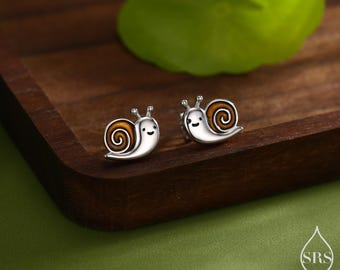 Pendientes de caracol esmaltado en plata de ley. Bonitos pendientes de caracol, plateados o dorados. Diseño inspirado en la naturaleza.