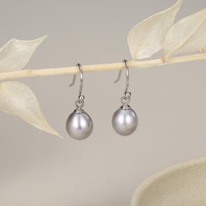 Örhängen i sterlingsilver med grå pärla, örhängen i naturlig sötvattenspärla med krok i sterlingsilver, ovala pärlörhängen