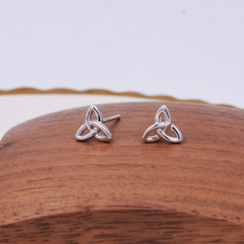 Petites boucles d'oreilles en argent sterling avec nœud Trinity, bijoux celtiques irlandais Trinity Infinity image 1
