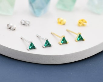 極小エメラルドグリーンCZトライアングルスタッドイヤリング
