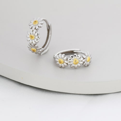 Daisy Blume Kette Huggie Hoop in Sterling Silber, Teilweise Gold, Blume Creolen, Floral Ohrringe, 10 mm Innendurchmesser