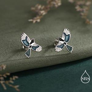 Orecchini a bottone a forma di gazza in argento sterling con smalto, orecchini a forma di gazza in volo, orecchini a forma di animali ispirati alla natura, orecchini a bottone a forma di gazza