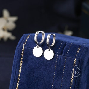 Sterling Silber Runde Disk Ohrringe, Silber oder Gold, Huggie Creolen mit baumelnden Münzen, Münzohrringe, Creolen, Disk Charm