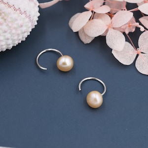 Rosa Perle Huggie Hoops in Sterling Silber, Echte Süßwasser Perle Halb Hoop Ohrringe, Offene Hoop Ohrringe, Natürliche Perle Hoops