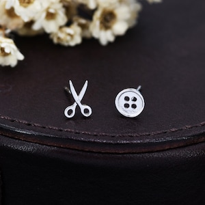 Mismatched Schere und Knopf Ohrstecker in Sterling Silber, Silber oder Gold, Asymmetrische Knopf und Schere Ohrringe, Spaß und schrullig DIY