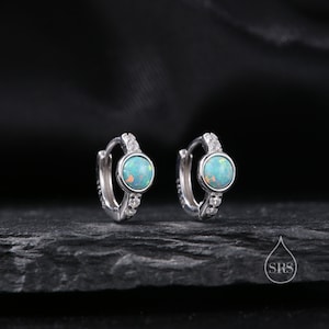 Aqua Green Opal CZ Huggie-oorbellen in sterlingzilver, zilver of goud, kleine opaalringen, opaalringen, enkele opaalringen