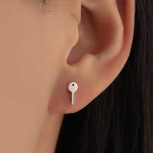 Extra kleine Schlüssel Ohrstecker in Sterling Silber, Silber, Gold oder Rosegold, Kleine Schlüssel Ohrringe, Stapel Ohrringe