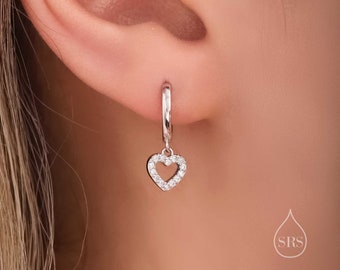 Tiny CZ Heart Dangle Huggie Hoop en plata de ley, plata u oro u oro rosa, pendientes de corazón CZ delgados, aros Huggie de corazón