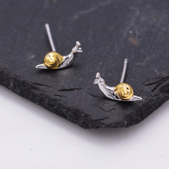 Winzige kleine Schnecke Ohrstecker aus Sterling Ohrstecker, Design Natur inspiriertes Silber, Schnecke niedliche