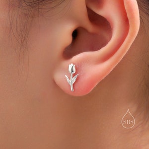 Op de afbeelding: Zilveren tulpenbloem oorbel studs. De oorbellen zijn klein en delicaat, en de tulp is een eenvoudig ontwerp.