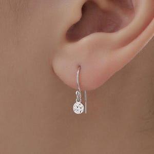 Boucles d'oreilles pendantes petits disques martelés en argent sterling, argent ou or ou or rose, boucles d'oreilles disques martelés minimalistes