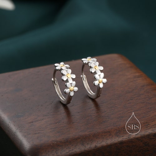 Daisy Kette Huggie in Sterling Silber, Teilweise Gold, Blume Creolen, Vergissmeinnicht Blumen Ohrringe, 10 mm Innendurchmesser