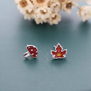 Mismatched Emaille Ahornblatt und Pilz Ohrstecker in Sterling Silber, Petite Asymmetrischer Pilz und Ahornblatt Ohrringe