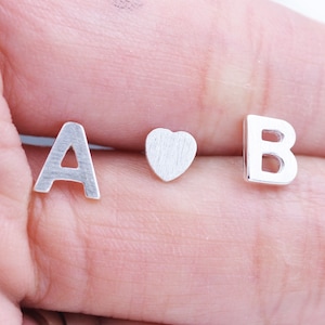 UN pequeño pendiente con inicial individual de plata de ley personalizado, monograma de letra del alfabeto, joyería para ella, regalo perfecto