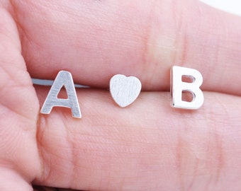 UN piccolo orecchino personalizzato con iniziale in argento sterling singolo con lettera dell'alfabeto e monogramma per il suo regalo perfetto