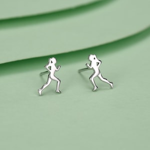 Sterlingzilveren kleine oorknopjes met hardloopfiguur voor vrouwen