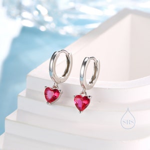 Rubin rotes Herz CZ Huggie Hoop in Sterling Silber, Silber oder Gold, 8 mm Innendurchmesser, Stapeln Ohrringe, Juli Birthstone