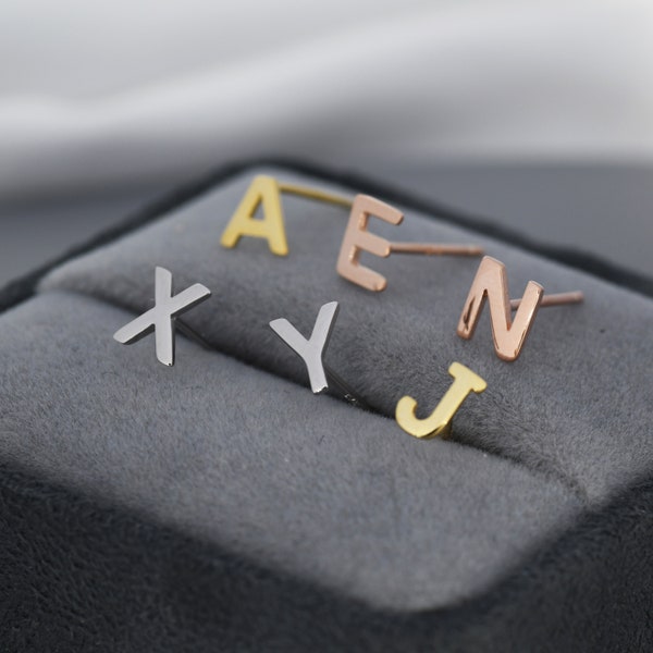 UN pendiente de letra inicial pequeña en plata de ley, plata, oro rosa, oro, personalizado, monograma de letras del alfabeto