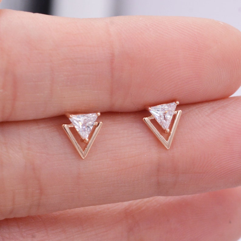 Piccoli orecchini a bottone con punta di freccia e freccia a doppio triangolo, oro rosa su argento sterling, design minimalista geometrico Chevron immagine 5