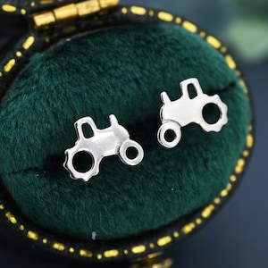 Traktor Ohrstecker in Sterling Silber, Silber, Gold oder Rose Gold, kleine Traktor Ohrringe, kleine Ohrringe, Bauernhof Ohrringe