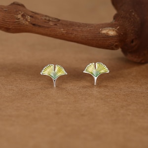 Orecchini a bottone in argento sterling con foglia di ginkgo