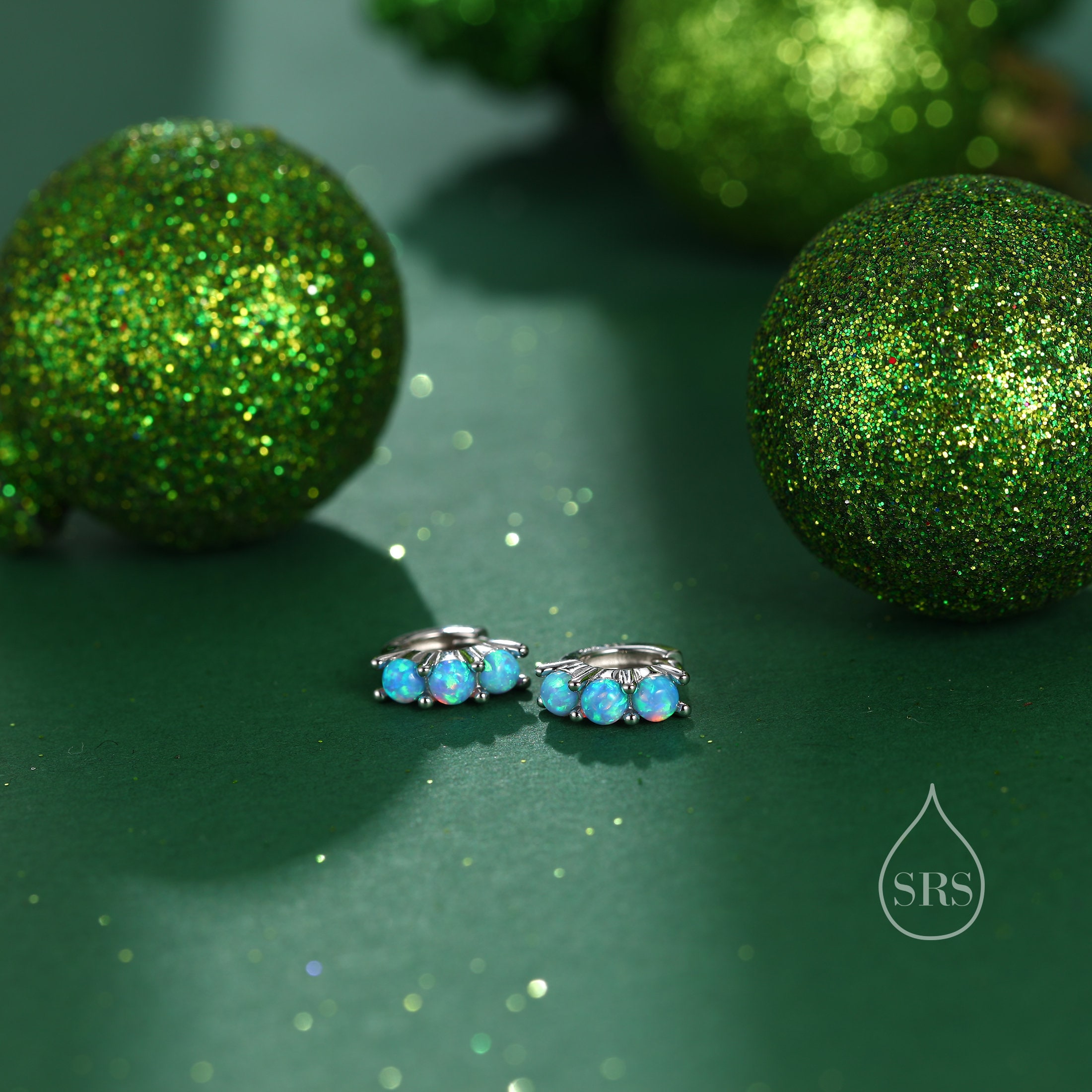 Orecchini a cerchio extra piccoli da 6 mm in opale, argento sterling, opale bianco o opale blu, argento o oro, orecchini a cerchio per cartilagine delicati, orecchini in opale - Italia