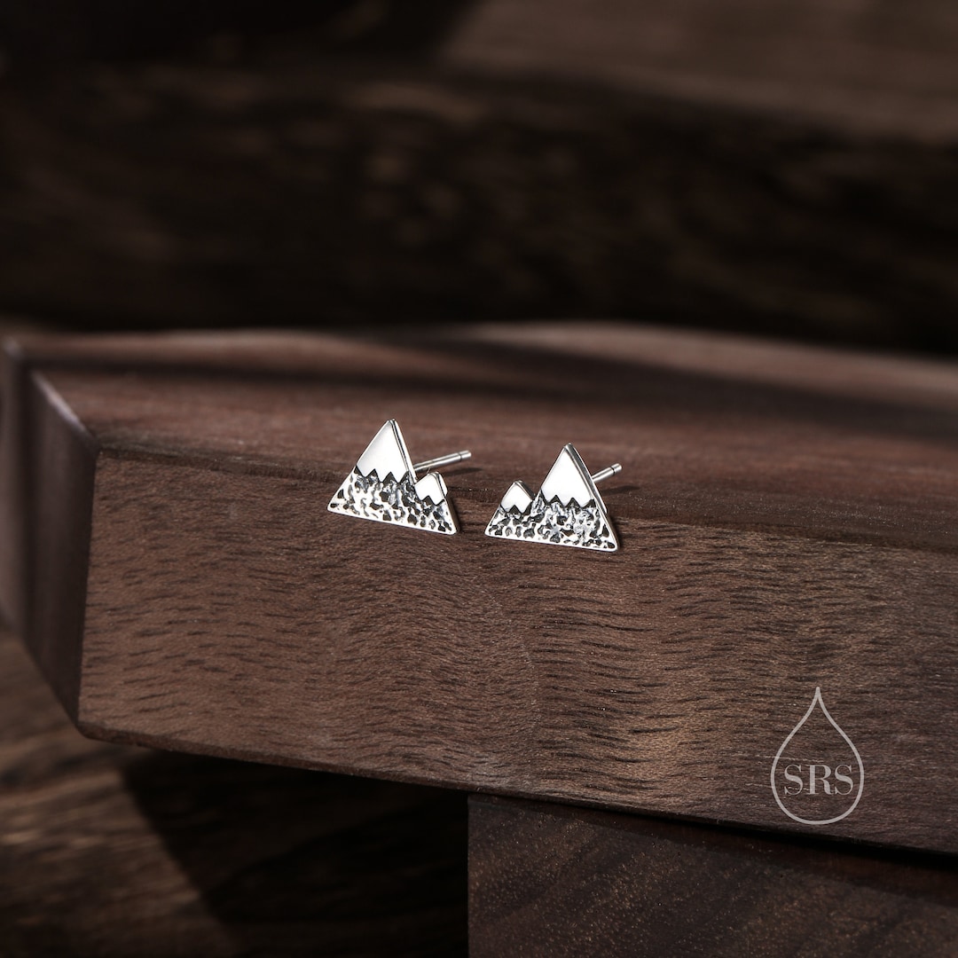 Orecchini di montagna in argento Sterling, neve capped montagna orecchini, borchie di montagna, Sterling Silver Mountain, orecchini all'aperto - Italia