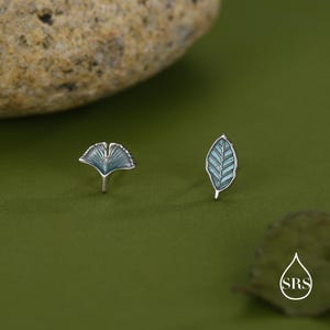 Ojämna emaljörhängen i sterlingsilver med bok och ginkgoblad, asymmetriska örhängen i små bokblad, naturinspirerade