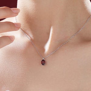 Winziger echter Granat Kristall Oval Anhänger Halskette in Sterling Silber, 5 x 7 mm winzige ovale Granat Halskette, Januar Birthstone
