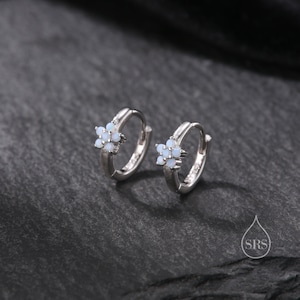 Orecchini a cerchio con fiore in CZ blu opale in argento sterling, argento o oro, orecchini a cerchio con fiore CZ delicato, orecchini a cerchio con fiore minuscolo, orecchini a cerchio con CZ minuscolo
