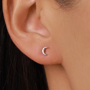 Extra små halvmåneformade örhängen i sterlingsilver