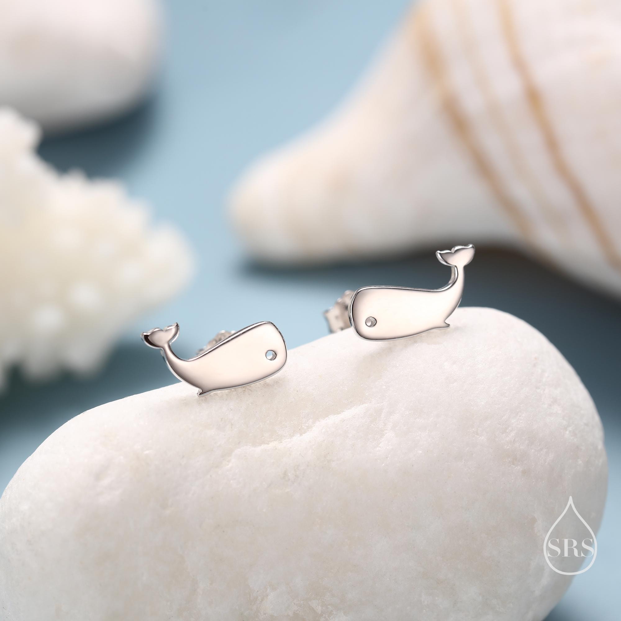 Orecchini a bottone a forma di orca in argento sterling, orecchini a forma di pesce, orecchini a bottone a tema oceano, graziosi gioielli minimali e delicati - Italia