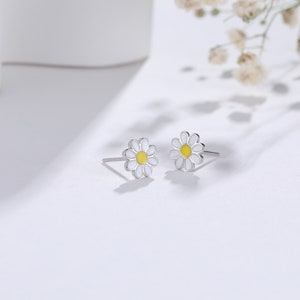 Enamel Daisy Flower Stud Earrings in Sterling Silver, Daisy Flower Earrings, Tiny Flower Earrings zdjęcie 6