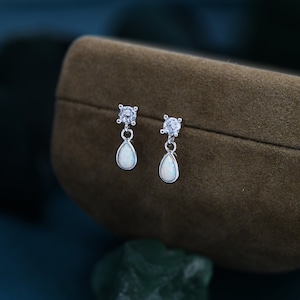 Winzige Opal Ohrstecker aus Sterling Silber mit runden CZ und Droplet Opalen, Silber oder Gold, Weisser Opal oder Blauer Opal