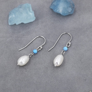 Echte Süßwasserperle und Blauer Opal Ohrringe aus Sterlingsilber, Zarte Keshi Perle und Opal Ohrringe, echte Süßwasserperlen