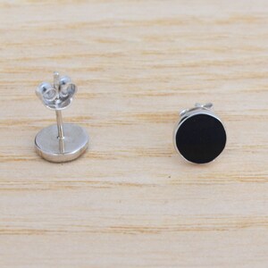 Sterling Silver Minimalist Round Dot Black Enamel Stud Earrings Unisex gift packed Round Circle Coin Design, Geometric, zdjęcie 4