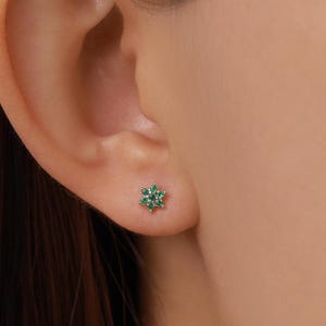 Par de pendientes de botón muy pequeños con forma de flor de circonita cúbica verde esmeralda en plata de ley, plata u oro, pendientes de flor de cristal, pendientes apilables