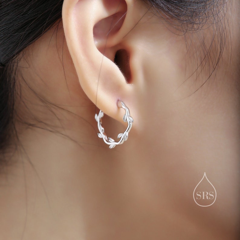 Boucles d'oreilles créoles fines feuilles d'olivier en argent sterling, créoles couronne de feuilles d'olivier délicates, anneaux filés branche d'olivier, créoles grandes feuilles image 1