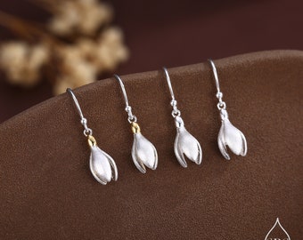 Delicate sneeuwklokje oorbellen in sterlingzilver, zilver en goud, op de natuur geïnspireerde bloemoorbellen, geboorte januari-bloem