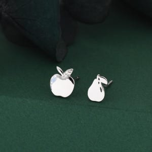 Omaka örhängen i sterlingsilver med äpple och päron – Minimalistiska asymmetriska örhängen med frukt, söta natursmycken, lekfull present till henne